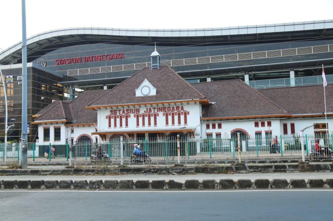 
 Antisipasi Kemacetan Hari Buruh, Sejumlah KA dari Gambir Naikkan Penumpang di Stasiun Jatinegara