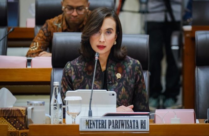 
 Menpar di gedung DPR