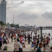 Wisatawan di destinasi wisata Ancol, Jakarta