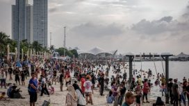 Wisatawan di destinasi wisata Ancol, Jakarta