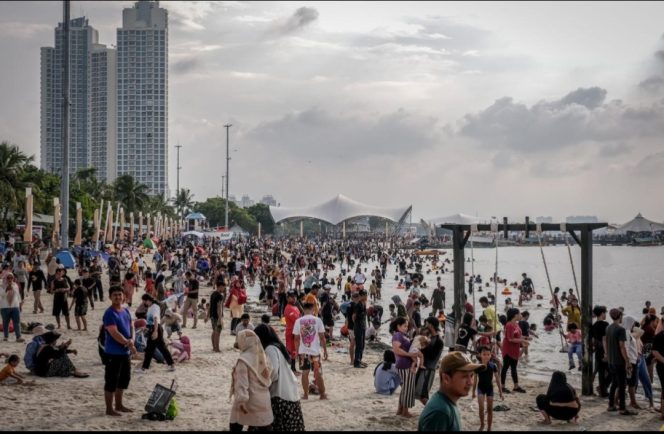 
 Wisatawan di destinasi wisata Ancol, Jakarta