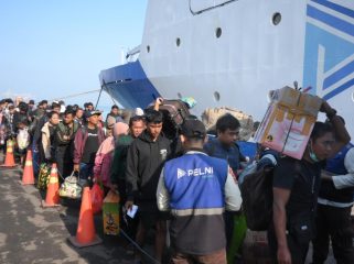 Penumpang kapal PELNI