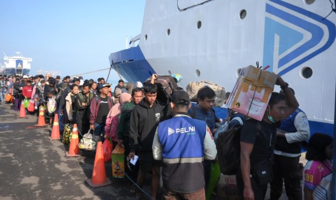 
 Penumpang kapal PELNI