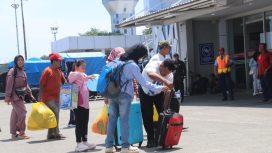 Penumpang angkutan laut