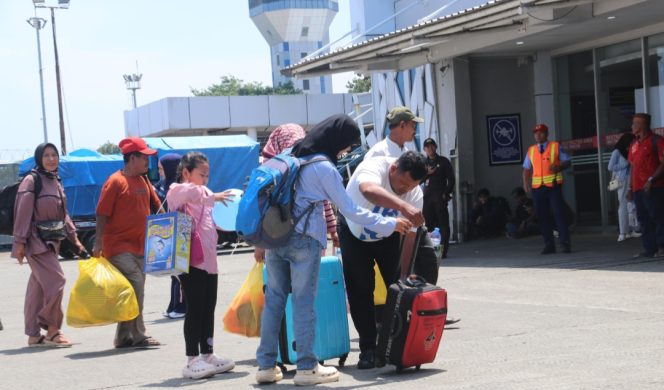 
 Penumpang angkutan laut