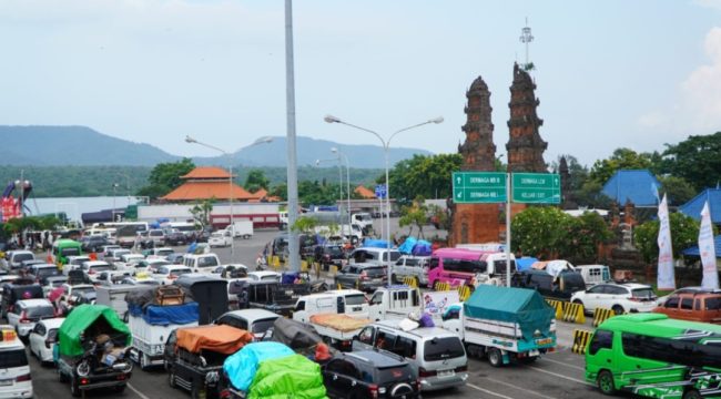 Suasana di Pelabuhan Penyeberangan