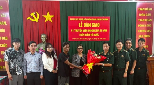 Serah terima ABK dari Vietnam ke Indonesia