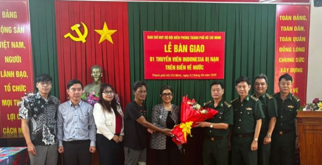 
 Serah terima ABK dari Vietnam ke Indonesia