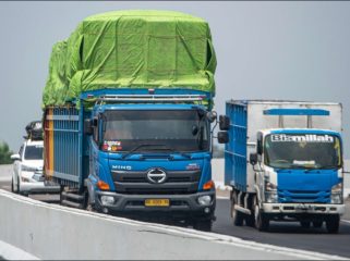 Kendaraan ODOL mengaspal di jalan raya