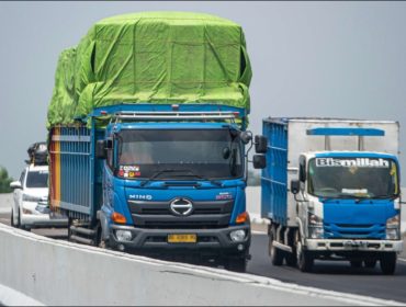 Kendaraan ODOL mengaspal di jalan raya