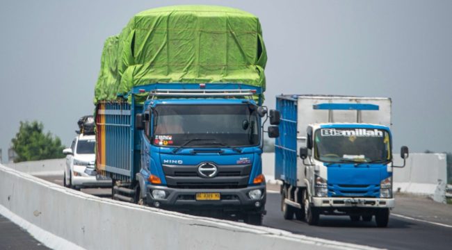 Kendaraan ODOL mengaspal di jalan raya