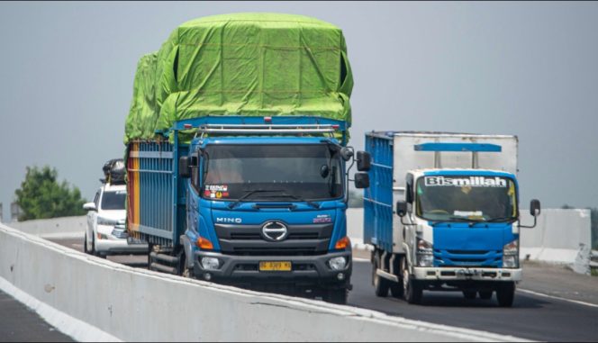 
 Kendaraan ODOL mengaspal di jalan raya