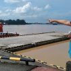Branch Manager PTP Nonpetikemas Jambi, Romi Hasbeni saat  meninjau kegiatan bongkar muat semen di dermaga Ferrocement 2