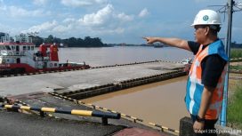 Branch Manager PTP Nonpetikemas Jambi, Romi Hasbeni saat  meninjau kegiatan bongkar muat semen di dermaga Ferrocement 2