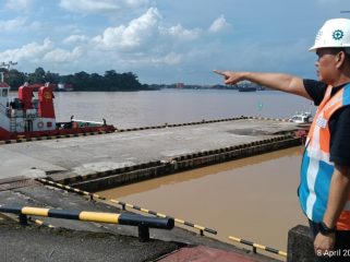 Branch Manager PTP Nonpetikemas Jambi, Romi Hasbeni saat  meninjau kegiatan bongkar muat semen di dermaga Ferrocement 2