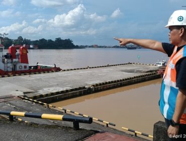 Branch Manager PTP Nonpetikemas Jambi, Romi Hasbeni saat meninjau kegiatan bongkar muat semen di dermaga Ferrocement 2