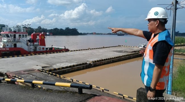 Branch Manager PTP Nonpetikemas Jambi, Romi Hasbeni saat  meninjau kegiatan bongkar muat semen di dermaga Ferrocement 2