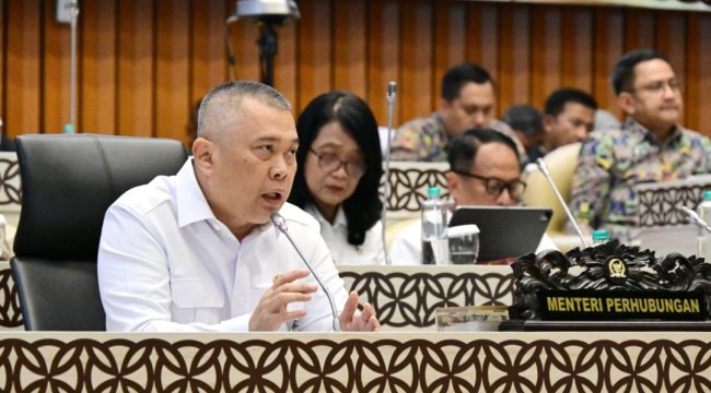 Menhub Dudy di gedung DPR
