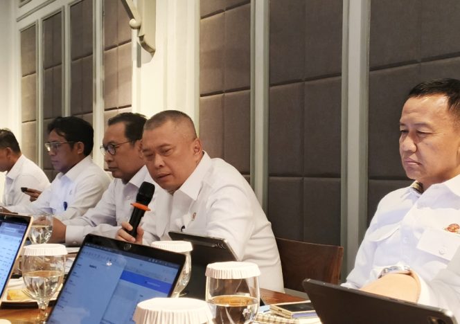 
 Menhub Dudy (tengah)