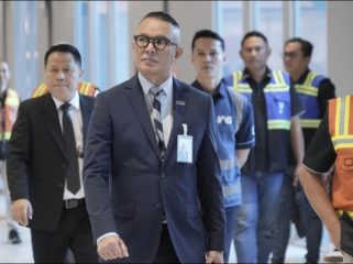 Mohammad R Pahlevi dan jajaran di Bandara