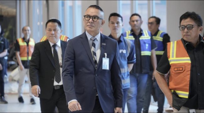 Mohammad R Pahlevi dan jajaran di Bandara