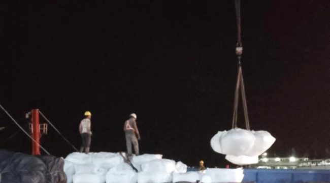 Pelayanan bongkar muat bijih timah di Tanjung Pandan