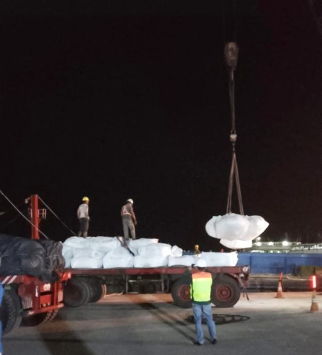 
 Pelayanan bongkar muat bijih timah di Tanjung Pandan