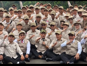 Wamenhaj bersama petugas Haji 2026