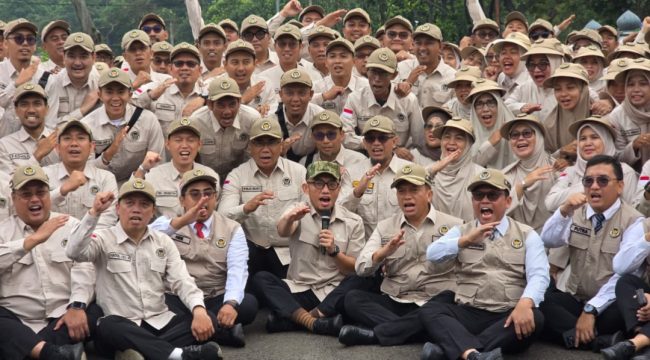 Wamenhaj bersama petugas Haji 2026