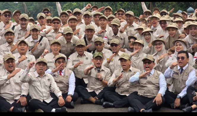 
 Wamenhaj bersama petugas Haji 2026