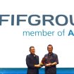 PT Federal International Finance (FIFGROUP) meraih penghargaan dalam gelaran INDONESIA WOW BRAND 2026 di The Ballroom at Djakarta Theater pada 16 April 2026. Penghargaan diberikan oleh CEO of Markplud,Inc. & Marketeers Iwan Setiawan (kiri) kepada Brand Communication Department Head FIFGROUP Surianto.