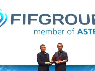 PT Federal International Finance (FIFGROUP) meraih penghargaan dalam gelaran INDONESIA WOW BRAND 2026 di The Ballroom at Djakarta Theater pada 16 April 2026. Penghargaan diberikan oleh CEO of Markplud,Inc. & Marketeers Iwan Setiawan (kiri) kepada Brand Communication Department Head FIFGROUP Surianto.