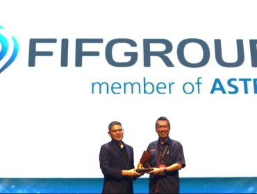 PT Federal International Finance (FIFGROUP) meraih penghargaan dalam gelaran INDONESIA WOW BRAND 2026 di The Ballroom at Djakarta Theater pada 16 April 2026. Penghargaan diberikan oleh CEO of Markplud,Inc. & Marketeers Iwan Setiawan (kiri) kepada Brand Communication Department Head FIFGROUP Surianto.