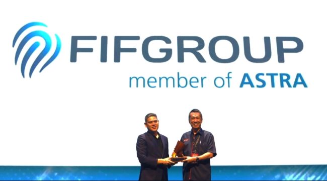 PT Federal International Finance (FIFGROUP) meraih penghargaan dalam gelaran INDONESIA WOW BRAND 2026 di The Ballroom at Djakarta Theater pada 16 April 2026. Penghargaan diberikan oleh CEO of Markplud,Inc. & Marketeers Iwan Setiawan (kiri) kepada Brand Communication Department Head FIFGROUP Surianto.