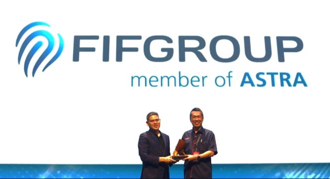 
 PT Federal International Finance (FIFGROUP) meraih penghargaan dalam gelaran INDONESIA WOW BRAND 2026 di The Ballroom at Djakarta Theater pada 16 April 2026. Penghargaan diberikan oleh CEO of Markplud,Inc. & Marketeers Iwan Setiawan (kiri) kepada Brand Communication Department Head FIFGROUP Surianto.