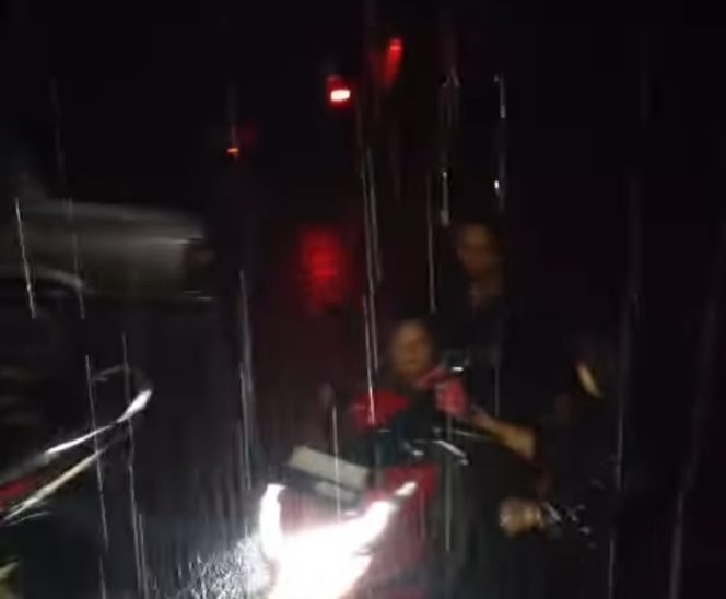 
 Puluhan Warga Terjebak di Bur Lintang, Jalur Nasional Putus Akibat Hujan Deras