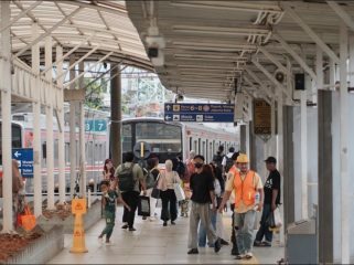 Penumpang di Stasiun Bogor