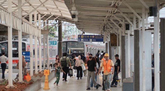 Penumpang di Stasiun Bogor