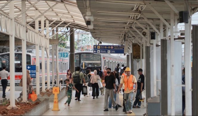 
 Penumpang di Stasiun Bogor