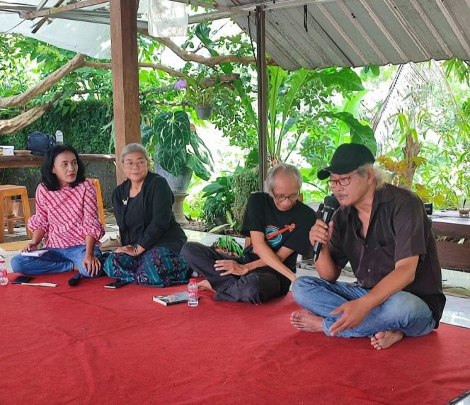 
 Mengeja Sastra di Kafe Desa: Menulis sebagai Kejujuran dan Tanda Hidup