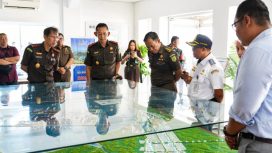 Kejati Jabar, Kejari Subang, dan KSOP Patimban melihat Maket pembangunan Pelabuhan Patimban