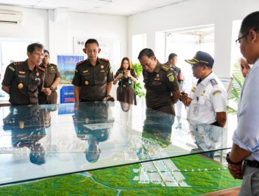 Kejati Jabar, Kejari Subang, dan KSOP Patimban melihat Maket pembangunan Pelabuhan Patimban
