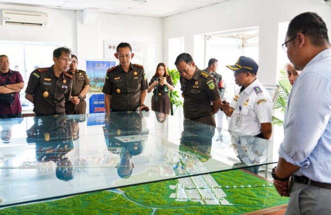 
 Kejati Jabar, Kejari Subang, dan KSOP Patimban melihat Maket pembangunan Pelabuhan Patimban