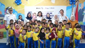 Dirut PELNI (tengah) bersama anak-anak dalam aksi sosial di Jakarta, Senin (20/4/2026)