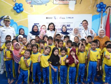 Dirut PELNI (tengah) bersama anak-anak dalam aksi sosial di Jakarta, Senin (20/4/2026)