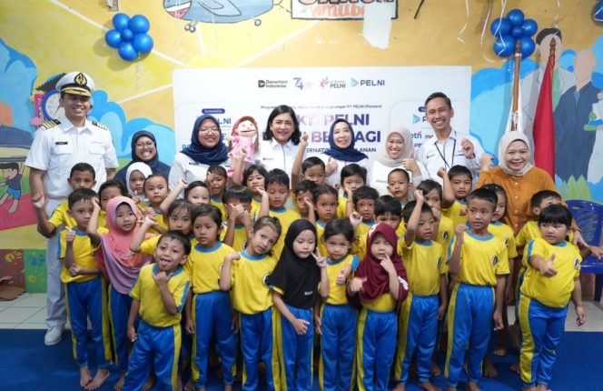 
 Dirut PELNI (tengah) bersama anak-anak dalam aksi sosial di Jakarta, Senin (20/4/2026)