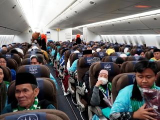 Jemaah Haji terbang dengan Pesawat Garuda Indonesia