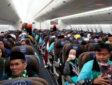 Jemaah Haji terbang dengan Pesawat Garuda Indonesia