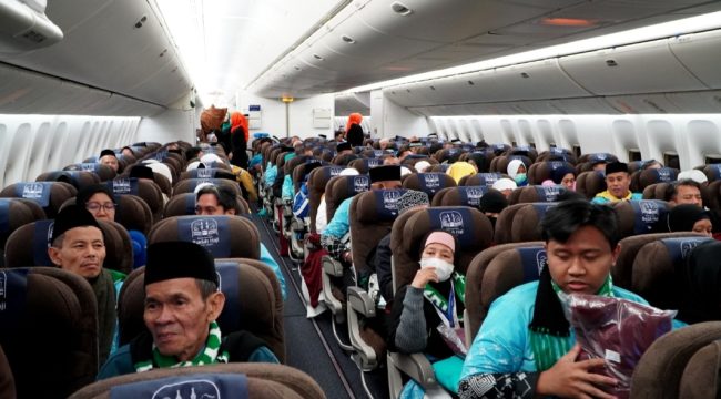 Jemaah Haji terbang dengan Pesawat Garuda Indonesia