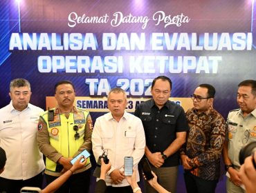 Menhub Dudy (tengah) di Semarang